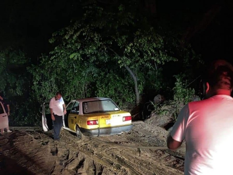 Cerrada carretera federal 200 por derrumbe a causa se lluvias