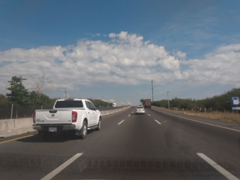 Cerrada la autopista Colima-Manzanillo por accidente de tráiler