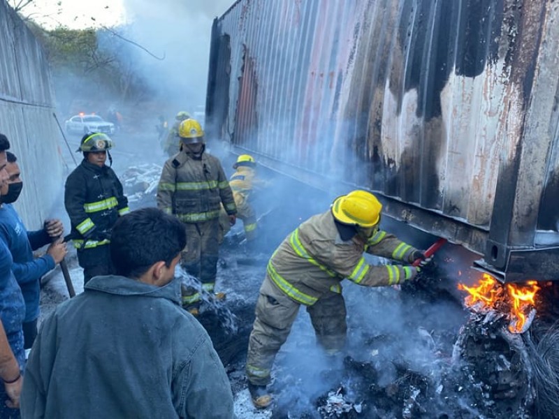 Cerrada la autopista en carril Tecomán-Colima por incendio de tractocamión