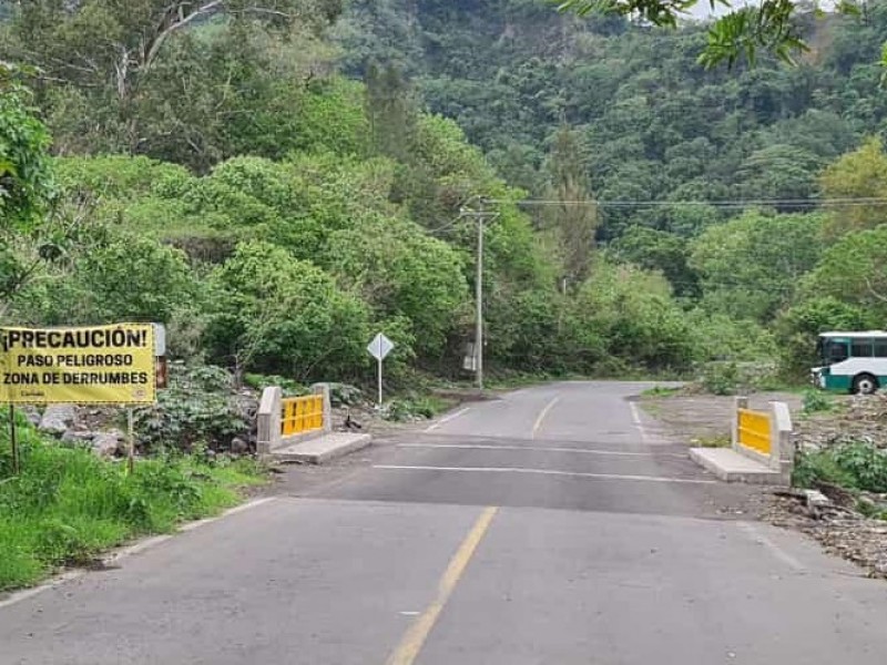 Cerrada la carretera Comala-San Antonio por derrumbe