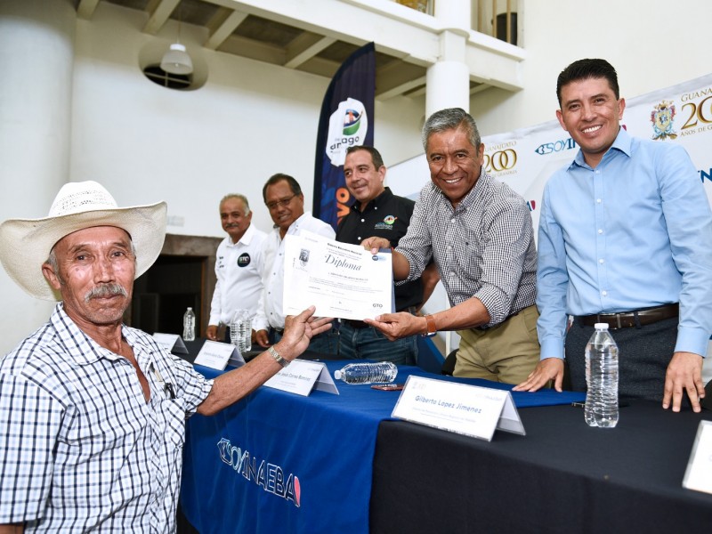 Certifican mil 300 Vallenses su educación básica con el Inaeba