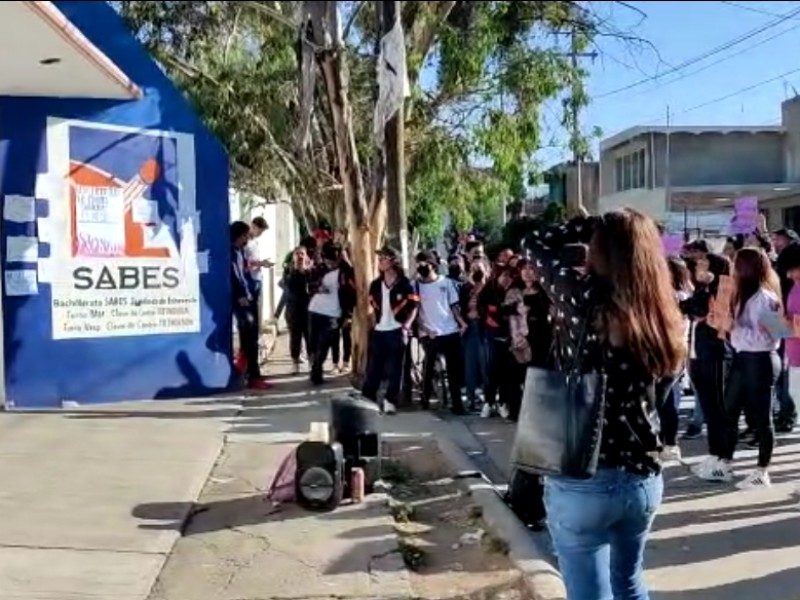 Cesan a directora y tres maestros del SABES Echeveste