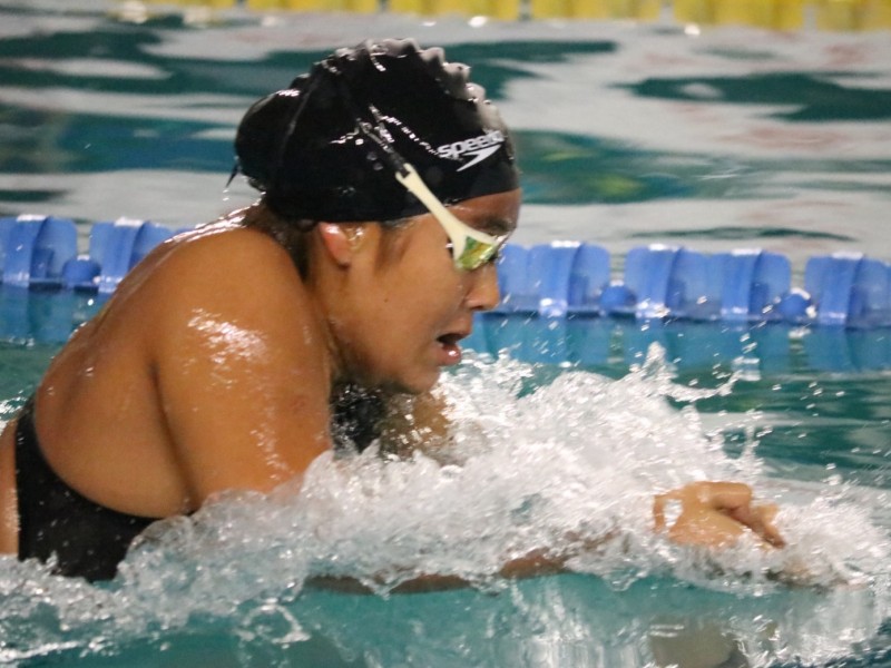 Cesia Dueñas gana medalla de oro para Colima en natación