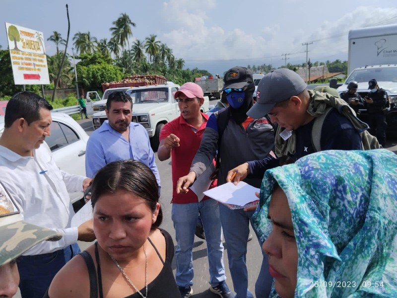 CETEG bloquea intermitentemente carretera Acapulco-Zihuatanejo, exigen horas