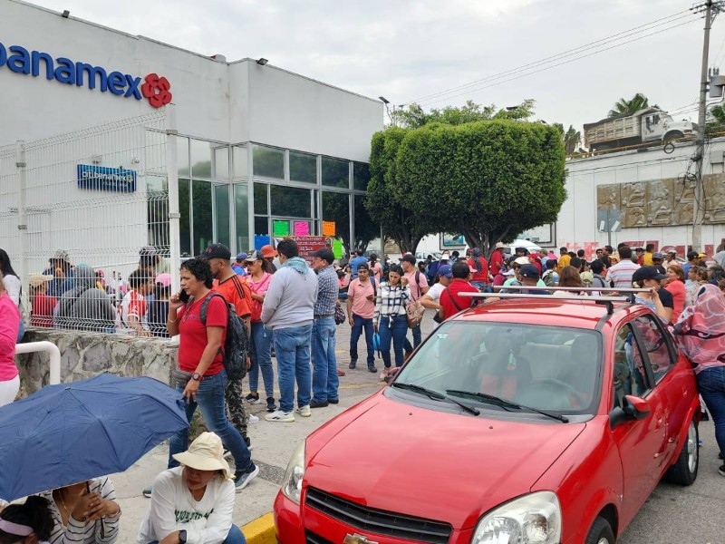 CETEG cierra bancos y destroza oficina de la SEG