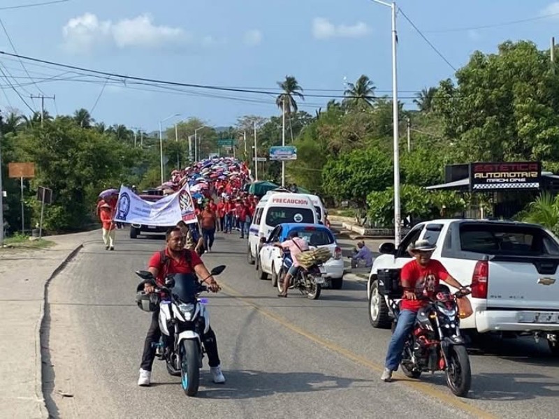 CETEG marcha en carretera Acapulco-Zihuatanejo