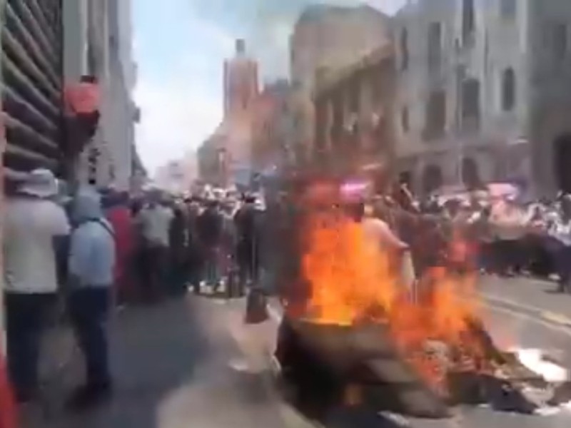 VIDEO: CETEG prende fuego en oficinas del SNTE en protesta