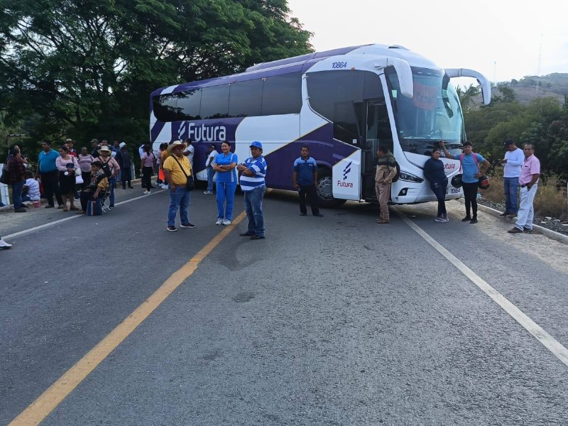 Ceteg protesta y bloquea carreteras en Guerrero
