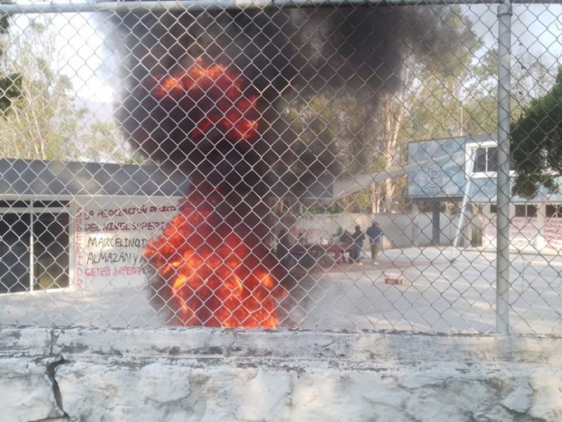 CETEG quema llantas para impedir toma de protesta
