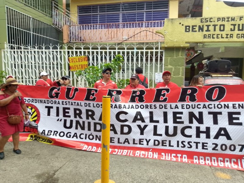 CETEG toma oficinas de la SEG en Tierra Caliente