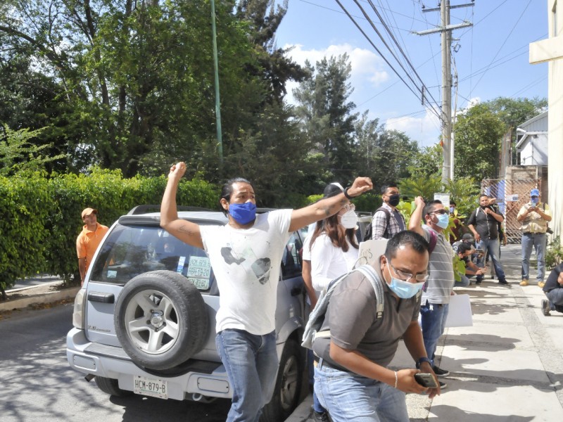 Cetegistas agreden a reporteras, gremio periodístico protesta en rechazo