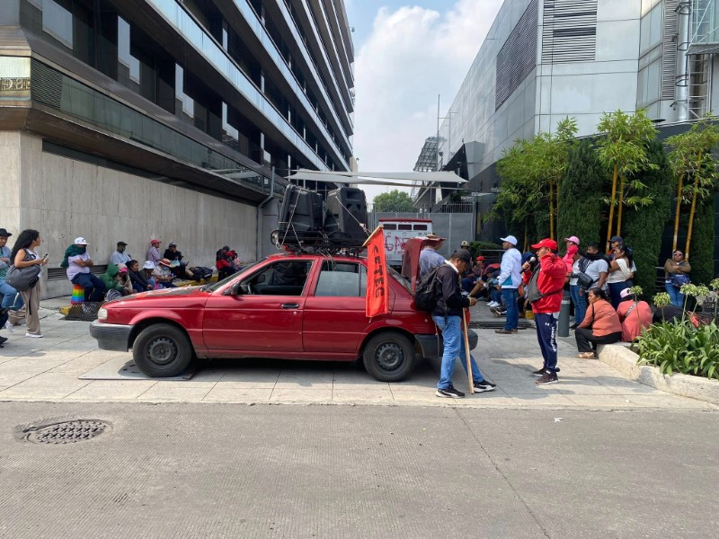 Cetegistas bloquean calles en CDMX y protestan en Televisa