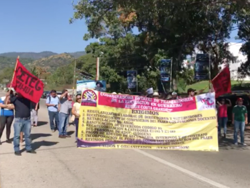 Cetegistas bloquean intermitentemente bulevar Aeropuerto-Zihuatanejo