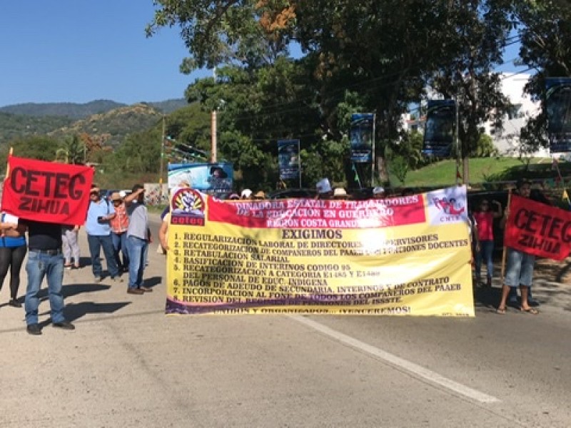 Cetegistas bloquean intermitentemente bulevar de Zihuatanejo