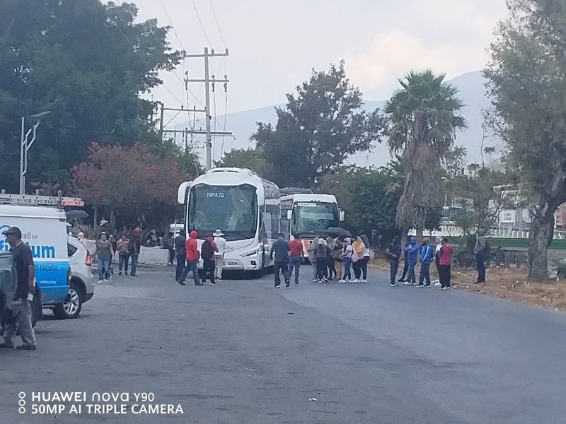 Cetegistas retienen tres autobuses en Chilpancingo; se trasladarán a CDMX