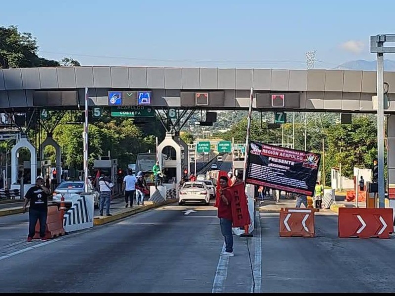 Cetegistas toman caseta La Venta y dan libre peaje