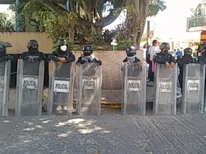 Cetegistas toman edificio gubernamental en Chilpancingo, antimotines lo liberan