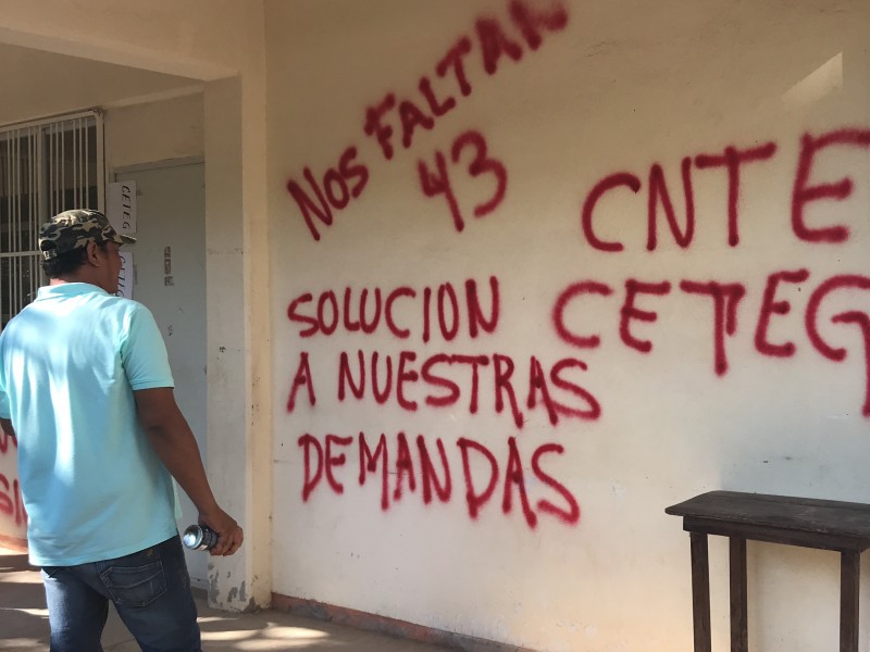 Cetegistas toman oficinas de la SEG en Zihuatanejo