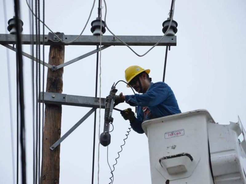 CFE continúa los trabajos de reestablecimiento de electricidad