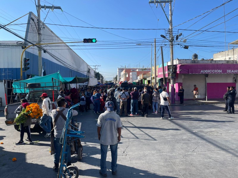 Chachareros bloquearon avenidas exigiendo un espacio en  Chachareros bloquearon avenidas exigiendo un espacio en