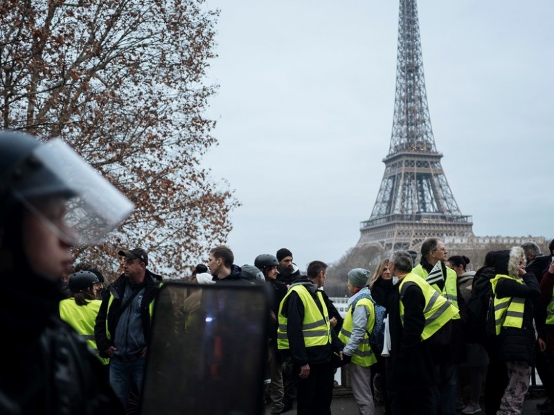 “Chalecos amarillos” mantienen protestas contra el presidente francés