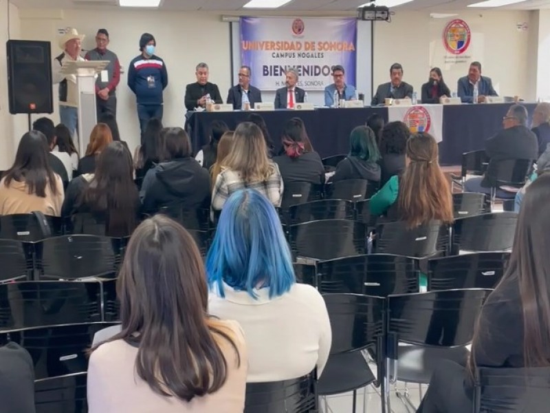 Charlan alcaldes de la región con estudiantes de UNISON