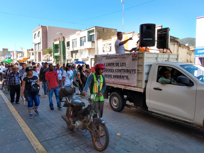 Chatarreros y pepenadores piden abolir ley de reciclaje