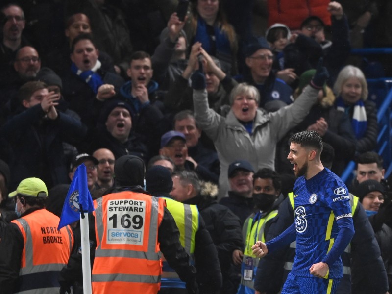 Chelsea recupera terreno venciendo sobre la hora al Leeds United