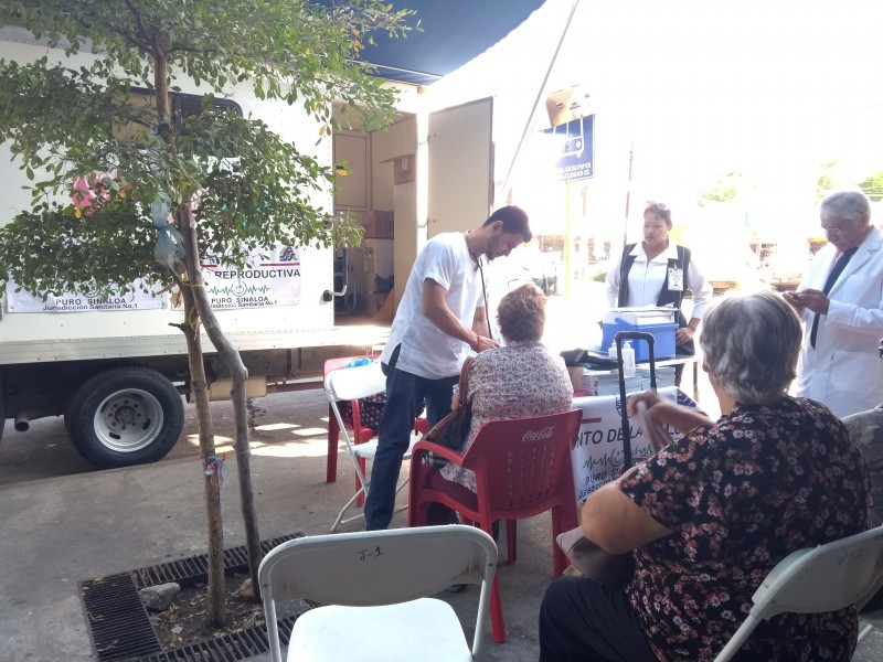 Chequeos médicos gratuitos en mercado Zona 30