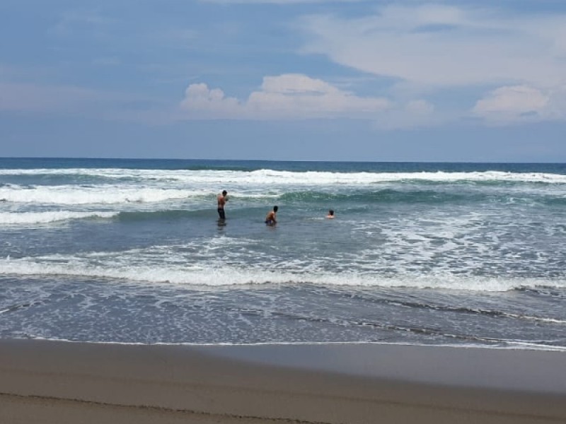 Chiapanecos vuelven a las playas sin medidas preventivas