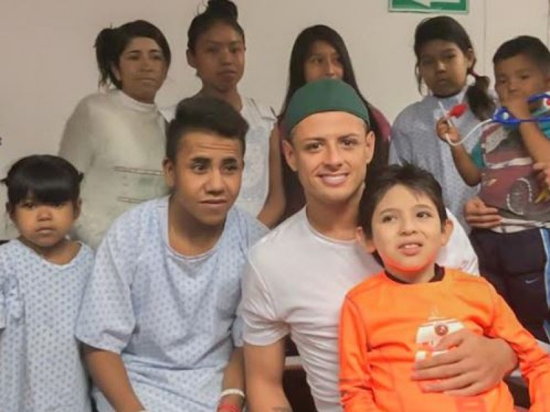 Chicharito visita a niños del Hospital Civil