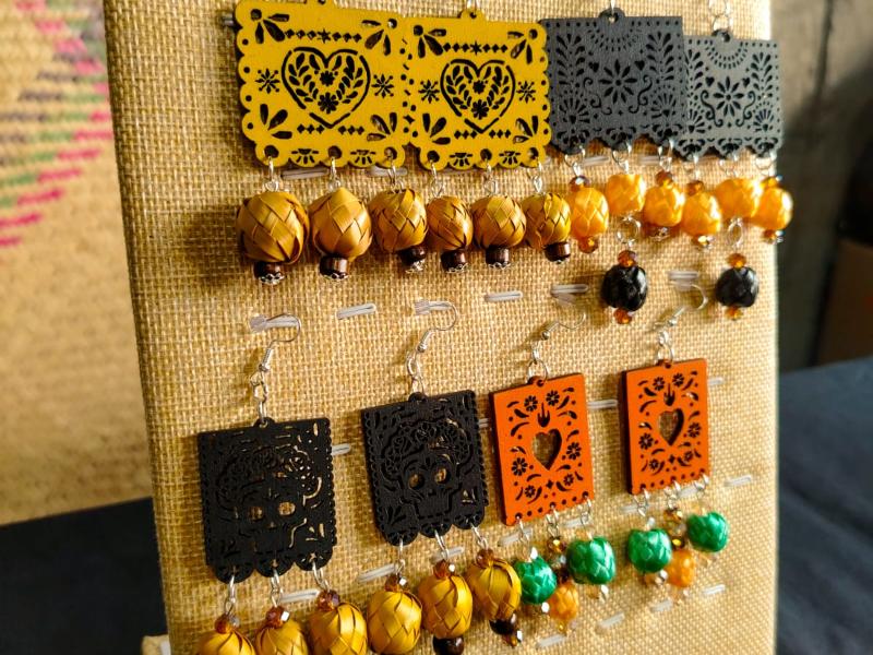 Chilac: Artesana desarrolla aretes de papel picado, junto con Tehuacán y Michoacán