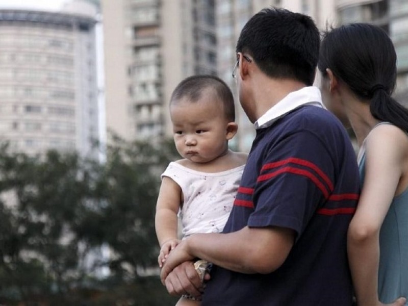 China autoriza a parejas tener tres hijos por familia