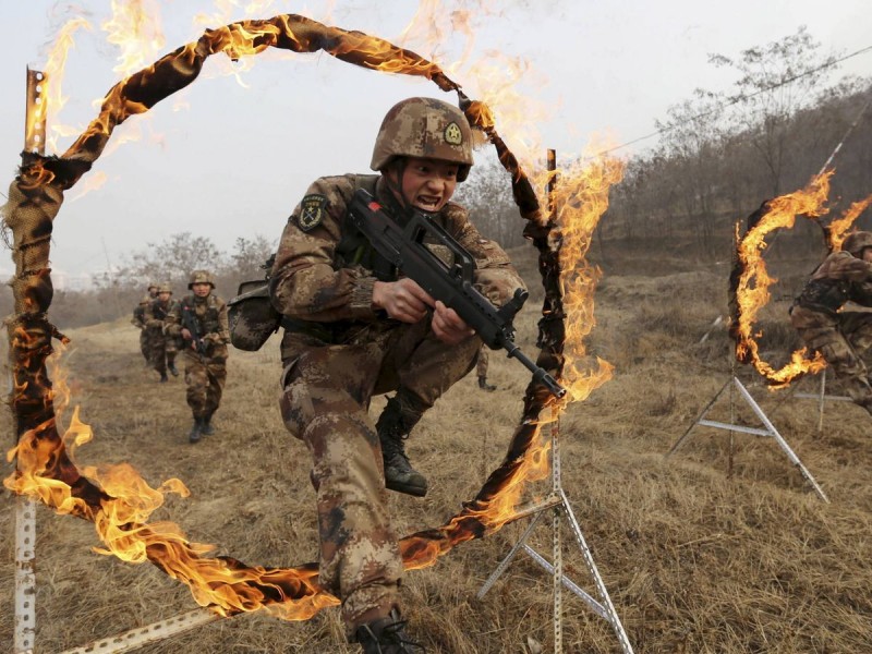 China continúa con ejercicios militares de fuego real