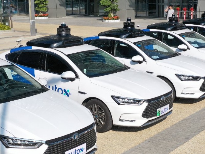 China estrena los primeros taxis totalmente robóticos