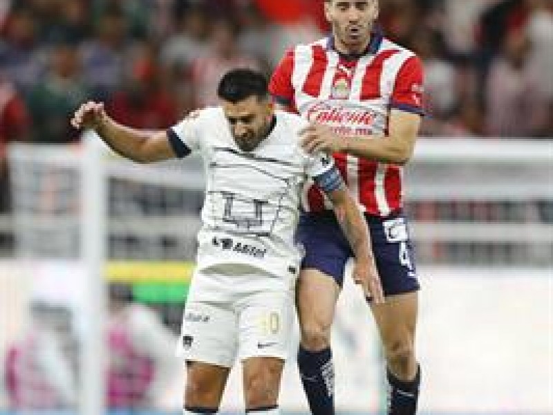 Chivas derrota a Pumas; debuta Chicharito