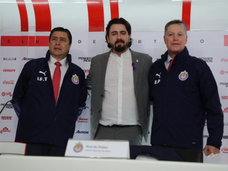 Chivas presenta a Peláez y ratifica a Tena