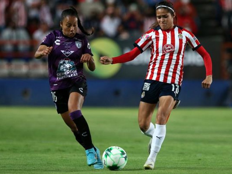 Chivas remontan ante Tuzas para adelantarse en la final