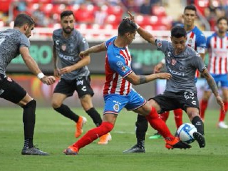 Chivas tropieza ante un duro Necaxa