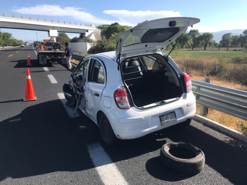 Choca autobús contra auto en la autopista