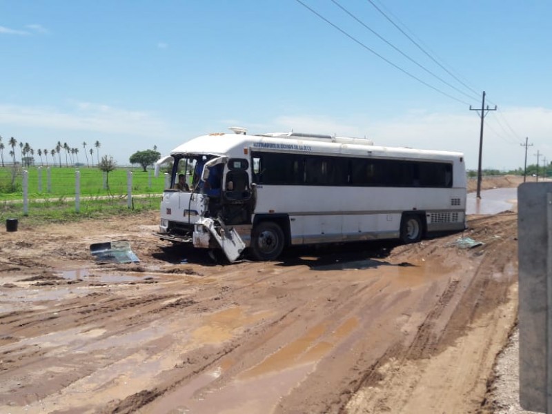 Choca autobús de pasajeros en Escuinapa