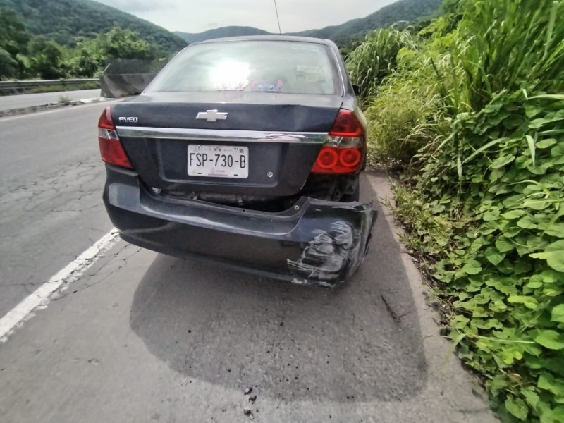Choca automóvil contra muro de autopista Colima-Manzanillo; dos lesionados
