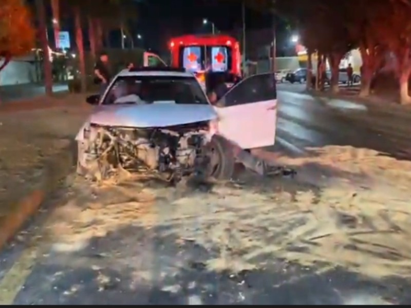 Choca automóvil en Tepic por exceso de velocidad