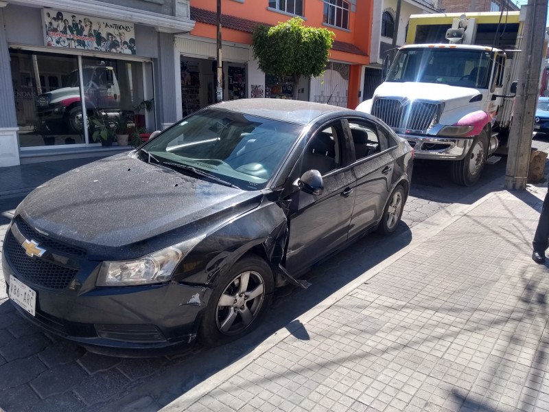 Choca camión del Ooselite contra auto