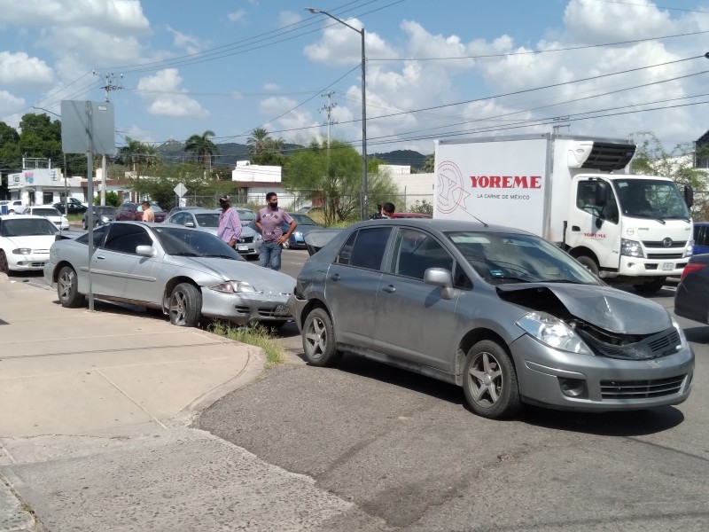 Choca camión urbano contra vehículos estacionados