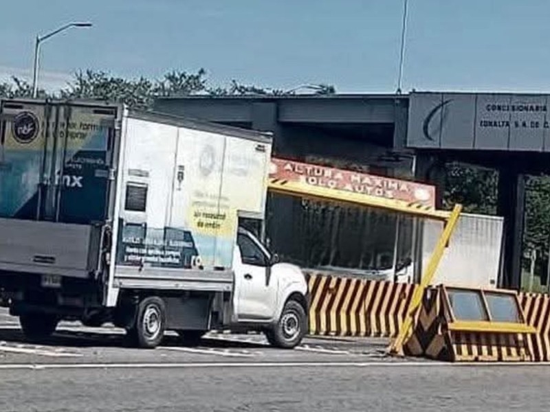 Choca camioneta contra arco metálico en caseta de Cuyutlán