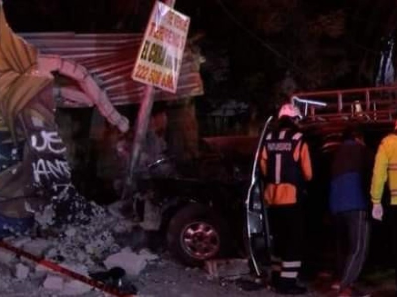 Choca camioneta contra casa en Chachapa, conductor muere