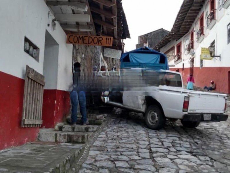 Choca camioneta contra negocio en Cuetzalan