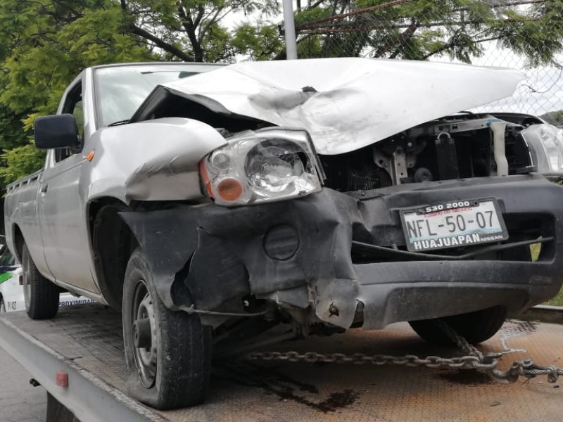 Choca camioneta de CFE contra particular