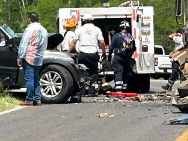 Choca camioneta de diputada Andrea Naranjo en carretera a Ixtlahuacán